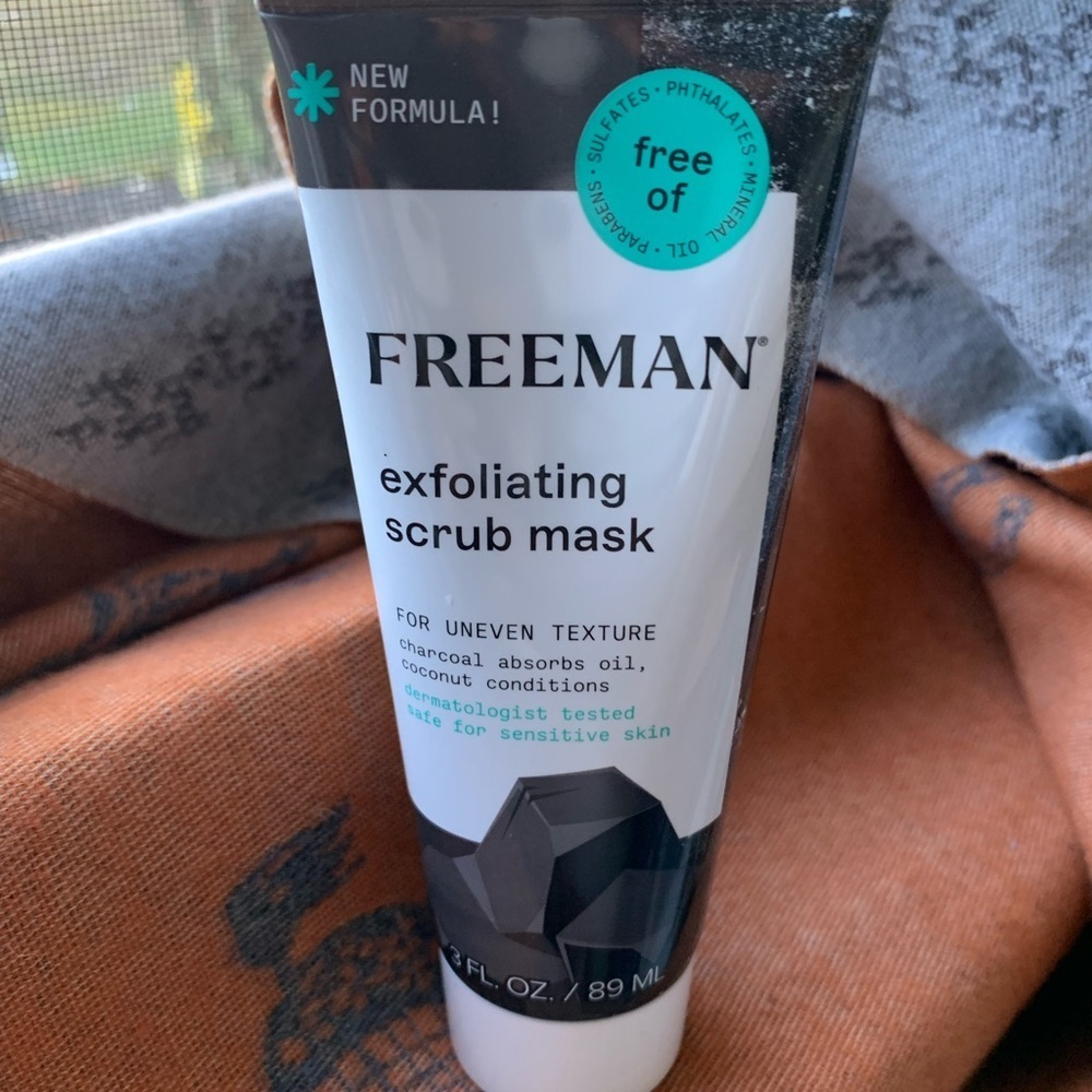 Black Exfoliating Scrub Mask